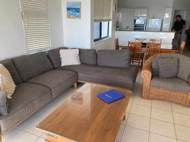 Kings Row Apartments Калундра Екстериор снимка