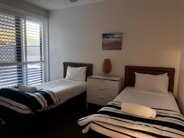 Kings Row Apartments Калундра Екстериор снимка