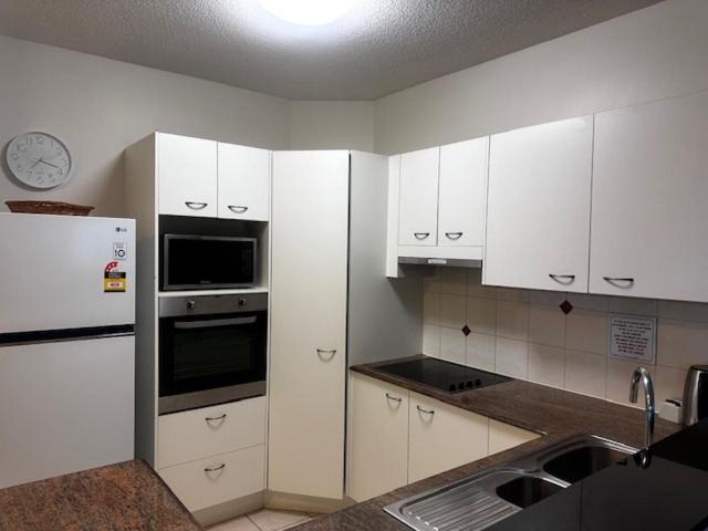 Kings Row Apartments Калундра Екстериор снимка