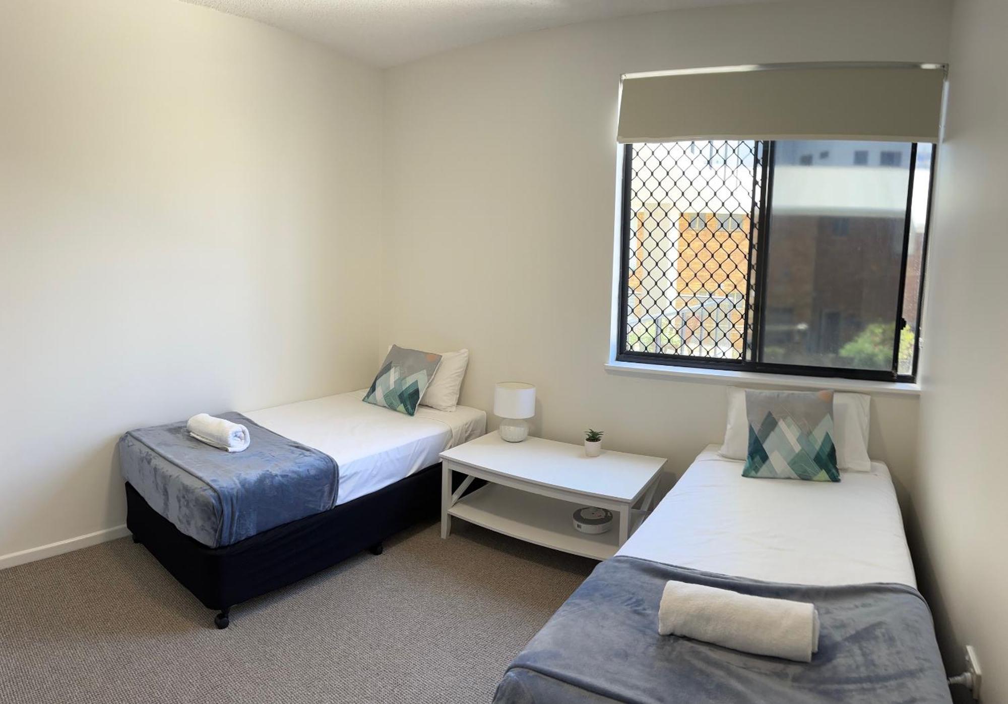 Kings Row Apartments Калундра Екстериор снимка