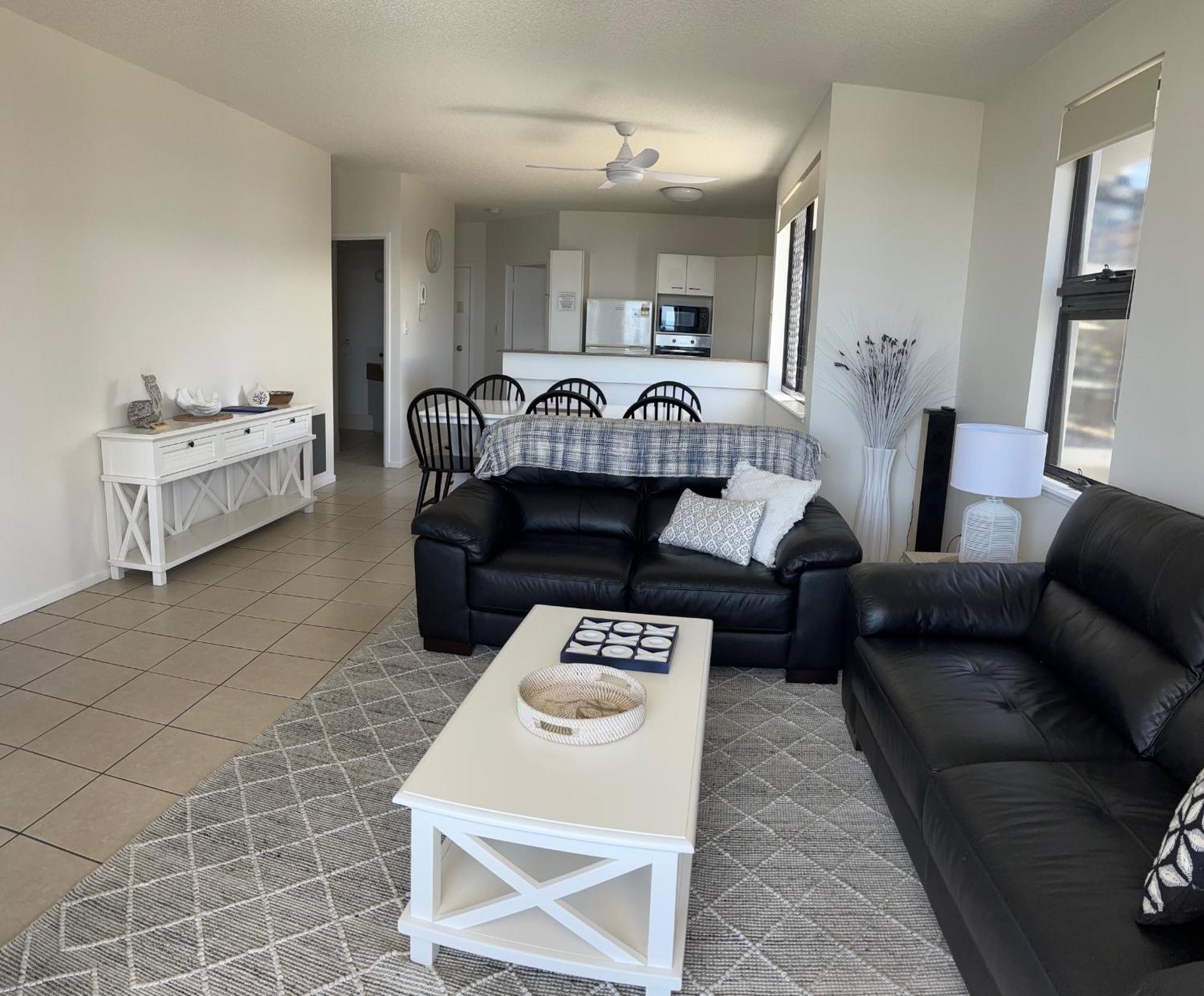 Kings Row Apartments Калундра Екстериор снимка