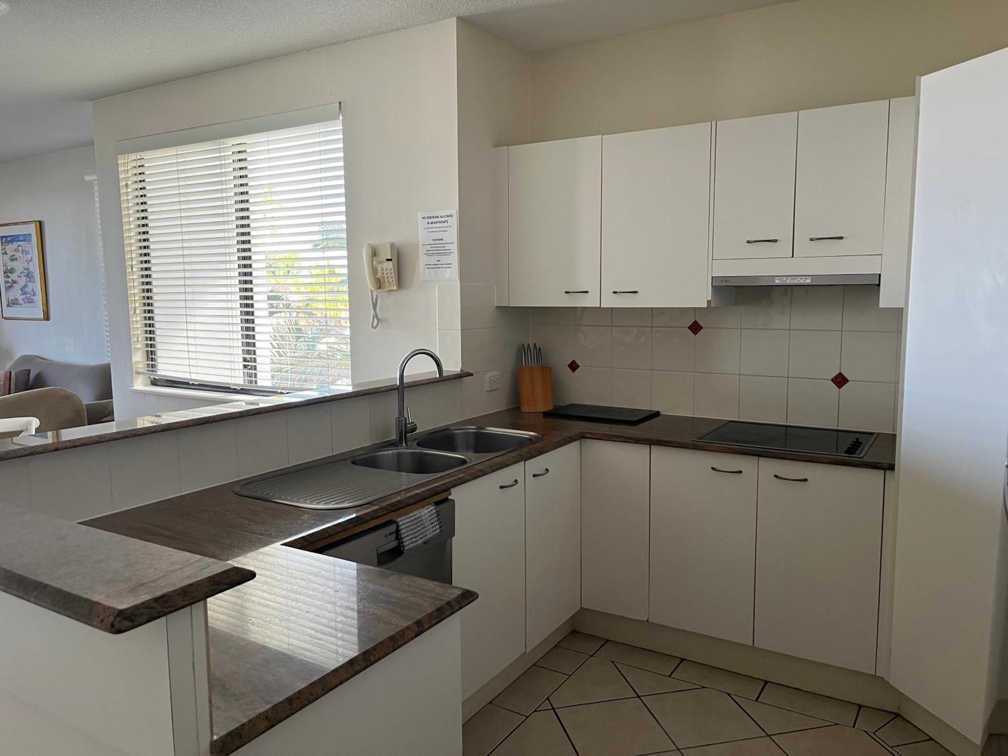 Kings Row Apartments Калундра Екстериор снимка