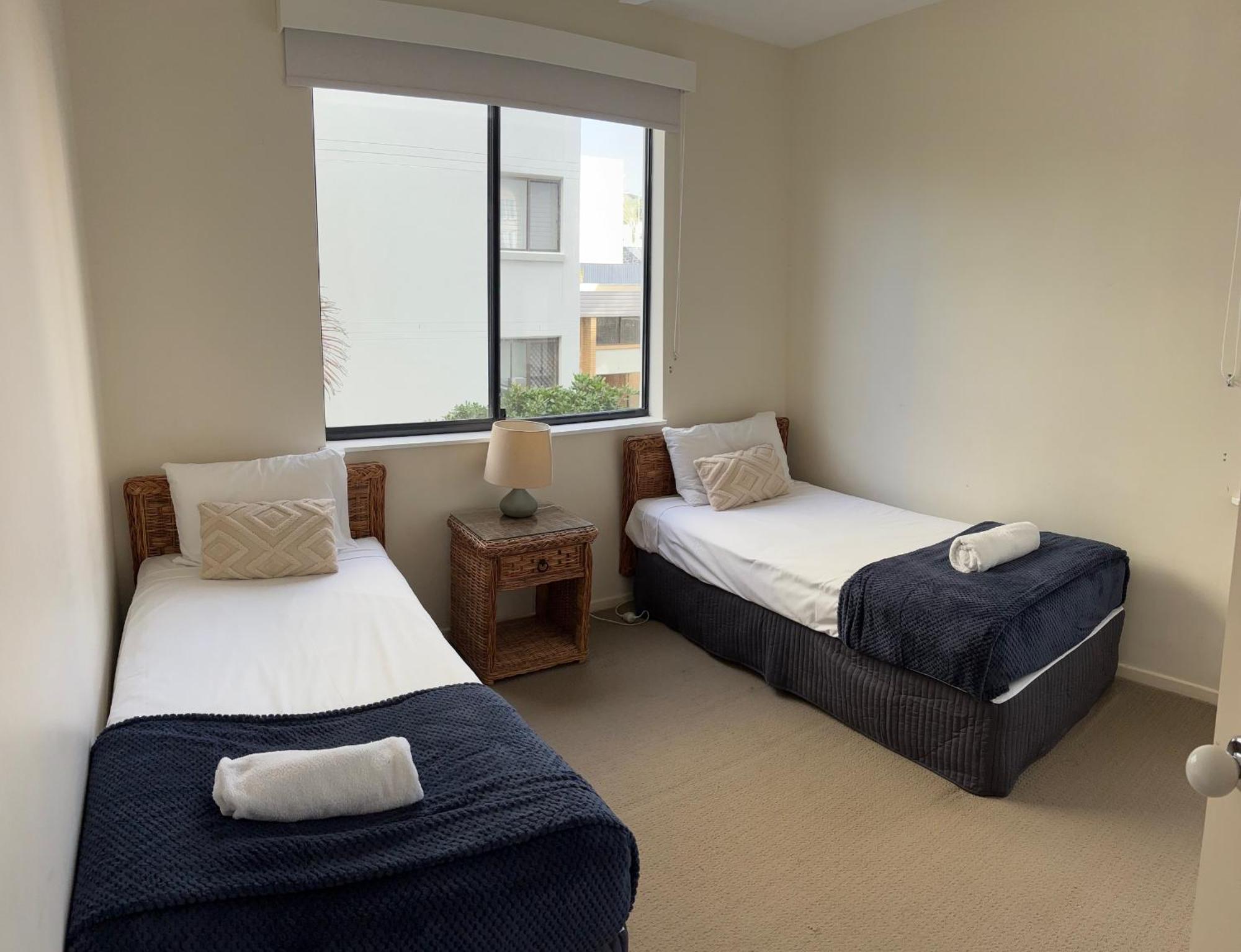 Kings Row Apartments Калундра Екстериор снимка