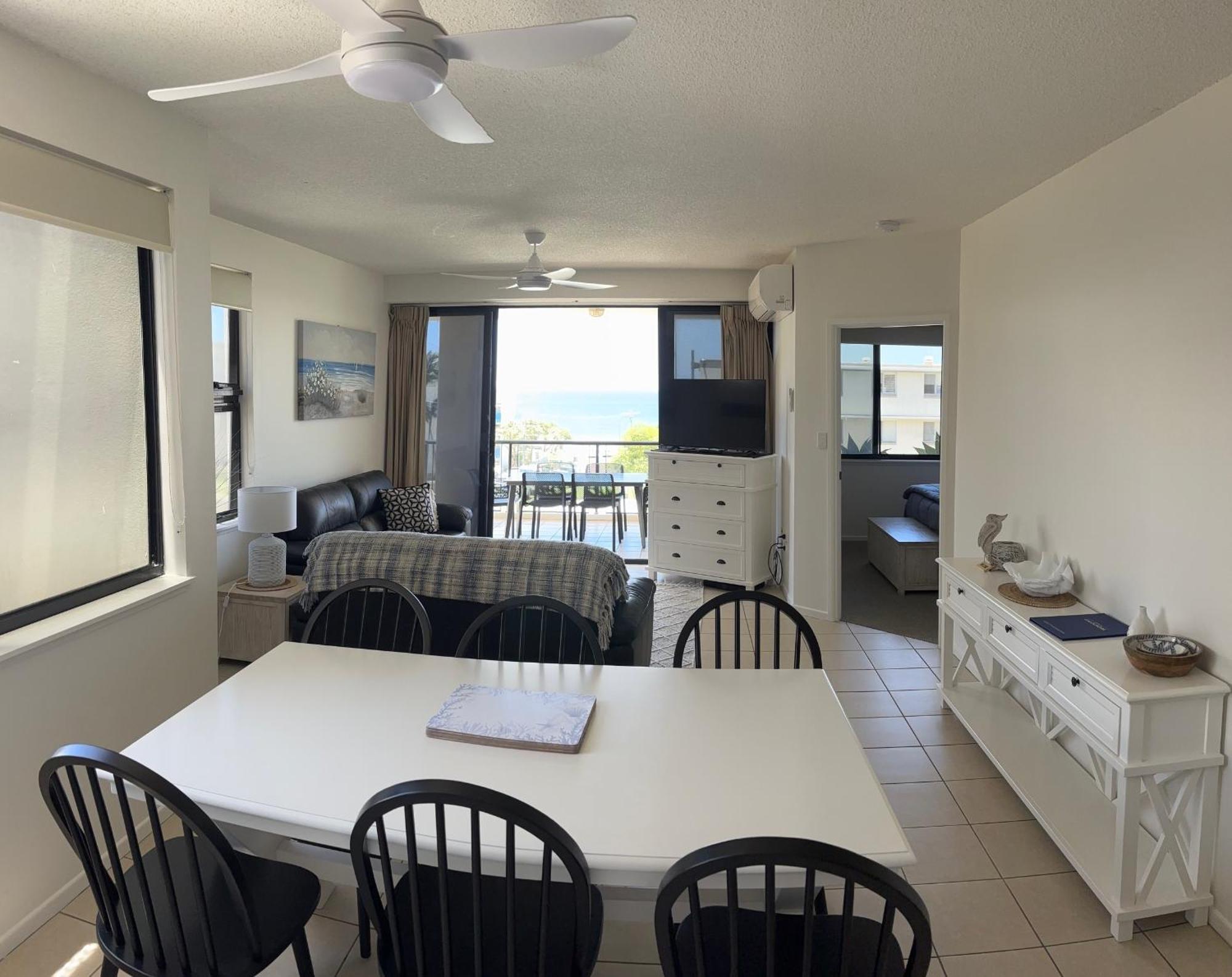 Kings Row Apartments Калундра Екстериор снимка