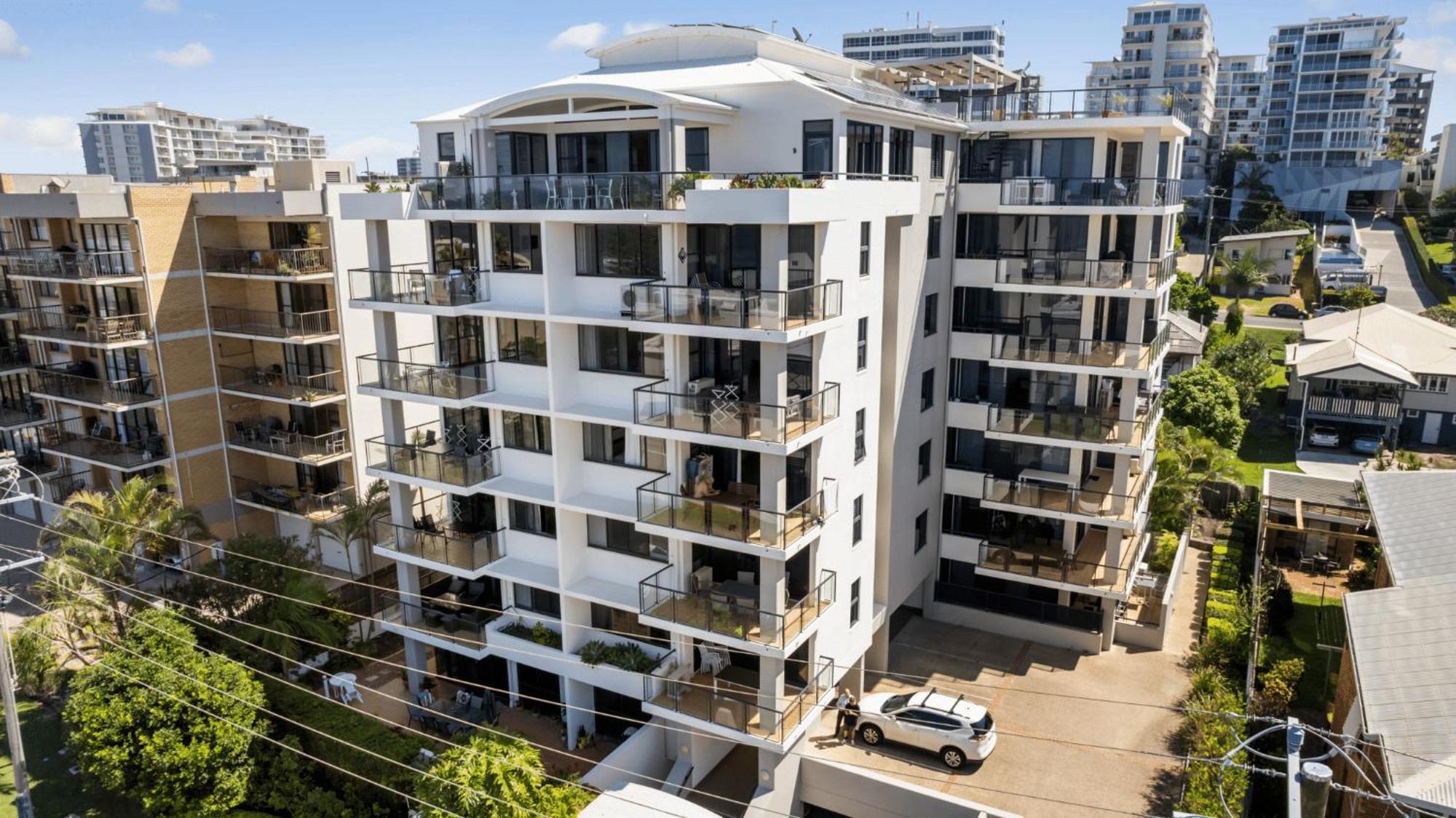 Kings Row Apartments Калундра Екстериор снимка