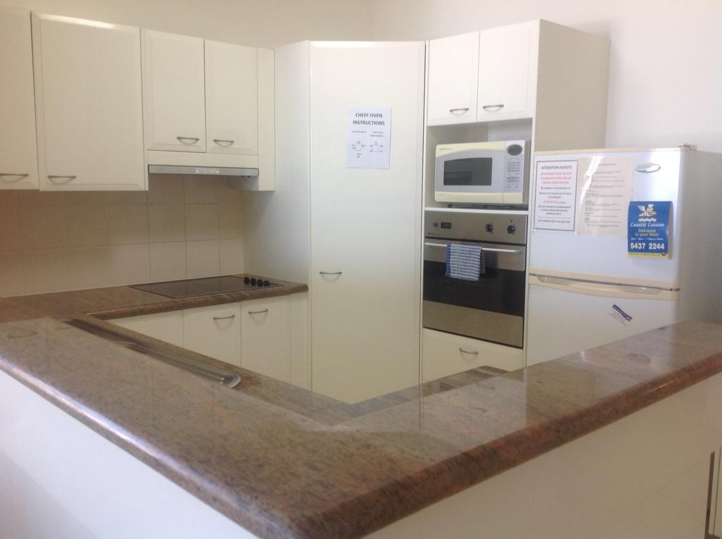 Kings Row Apartments Калундра Екстериор снимка